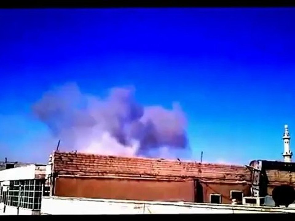 Syria فري برس  حلب حي القاطرجي  لحظة سقوط قذيفة الميغ صوت وصورة 26 8 2012