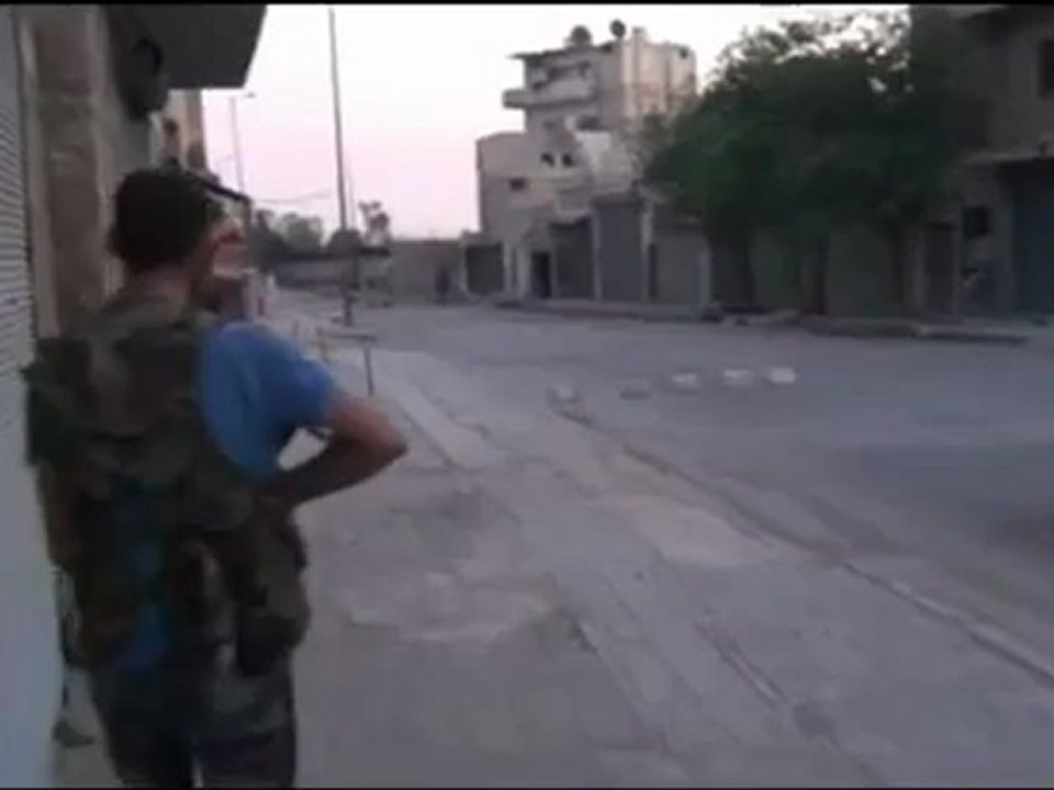 Syria فري برس  حلب_ابطال لواء التوحيد يقومون بتمشيط العامرية26-8-2012