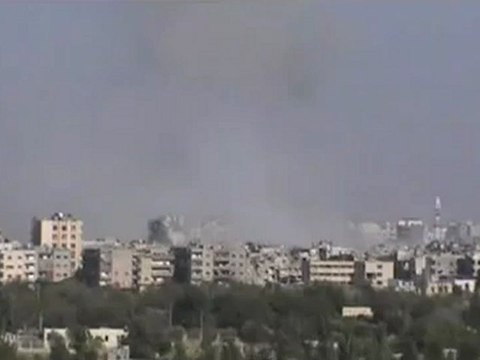 Syria فري برس حمص الصامدة تصاعد السنة الدخان نتيجة القصف المروحي الأسدي 28 8 2012