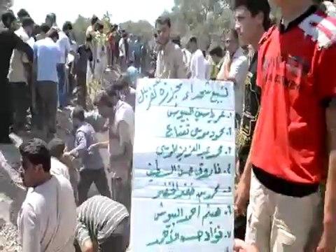 Syria فري برس ادلب كفرنبل دفن شهداء المجزرة في المقبرة28-8-2012