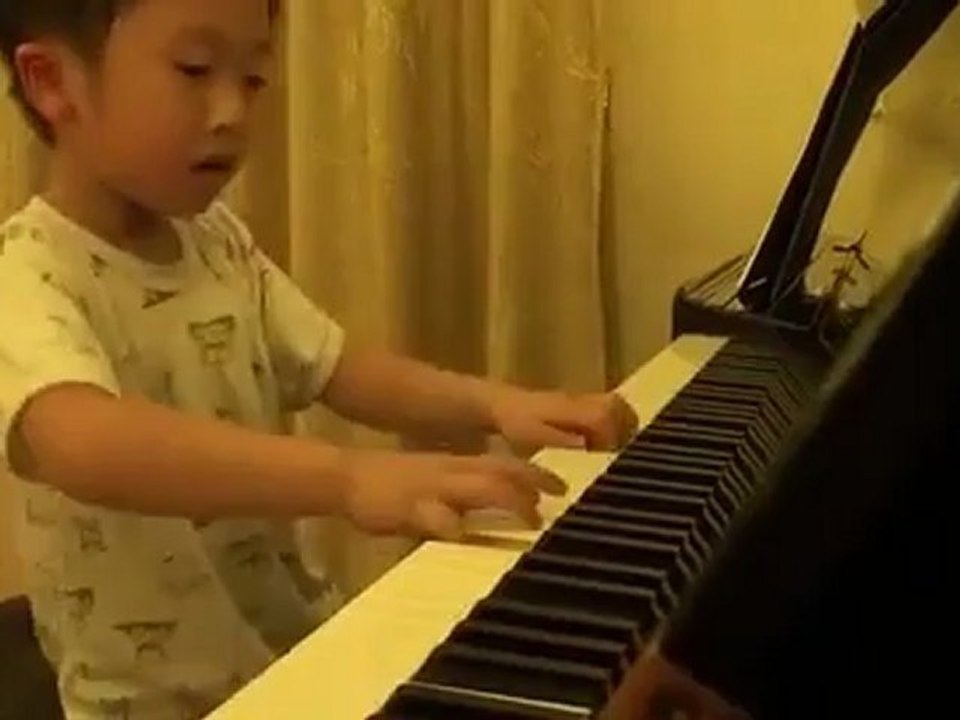 Un enfant de 5 ans joue du piano