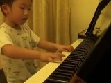Un enfant de 5 ans joue du piano