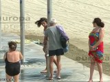 La Barceloneta recibe bañistas aún con mal tiempo