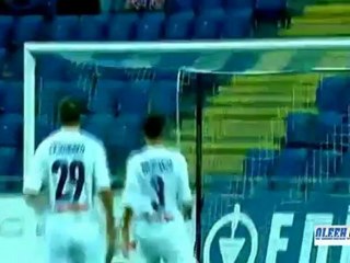 مدافع يحرز هدفا رائع في مرماه