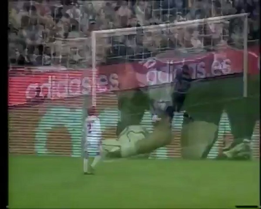 Primera Division 2001-2002: Ρεάλ Μαδρίτης-Μπαρτσελόνα 2-0