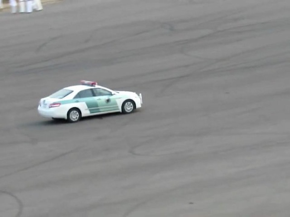 Saudi Arabia - Police Car Gets Chased !!!
