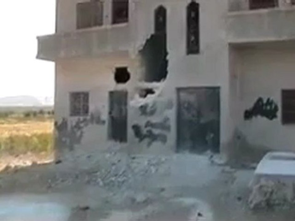 Syria فري برس  ادلب-آثار سقوط القذائف على المنازل في سهل الروج28-8-2012