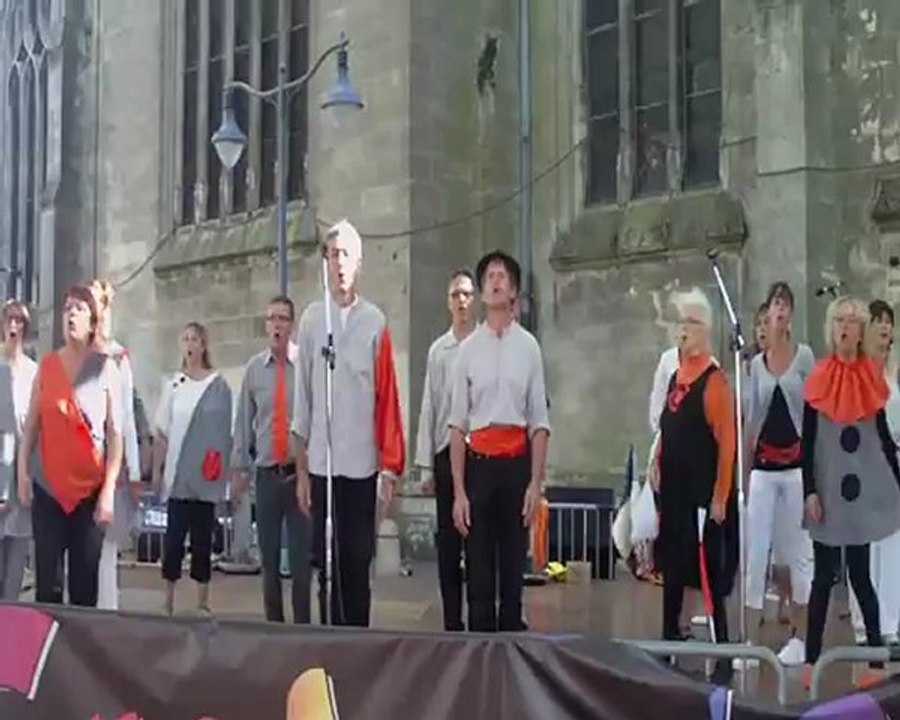 "je tourne en rond" interprêté par le groupe  vocal CRESCENDO