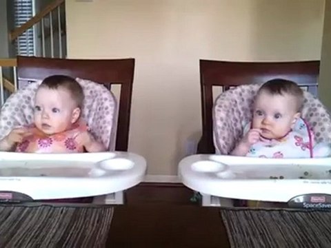 Des jumelles de 11 mois dansent quand Papa joue de la guitare