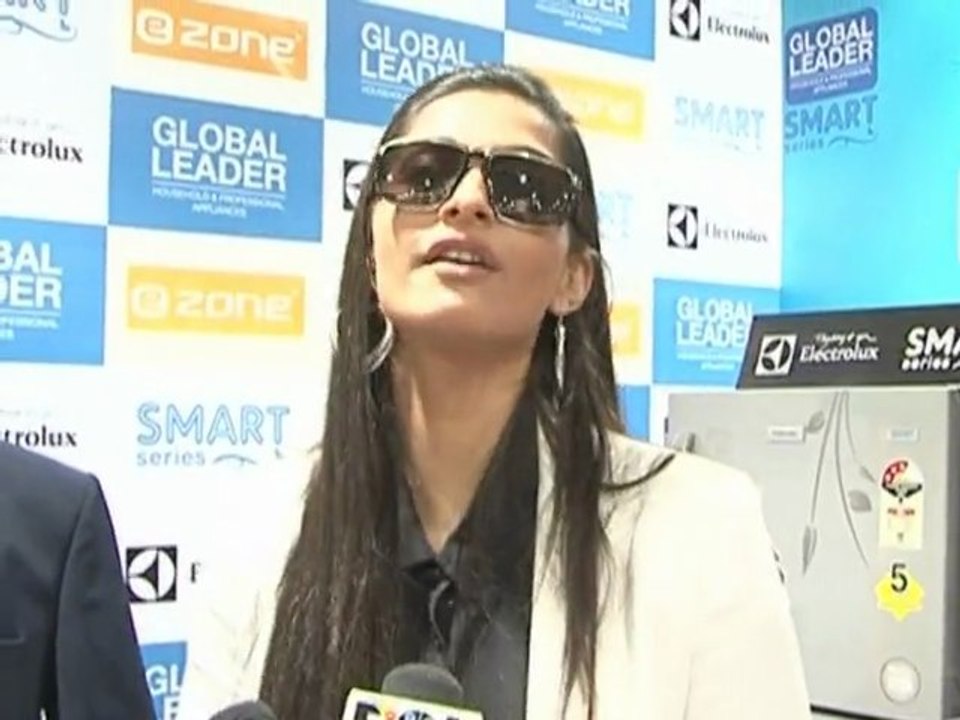 Sonam Kapoor Updates On Ranjhana's Schedule - Bollywood News