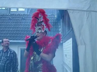 Travestiekunst Miss-Lili Die Party Queen www.Travestie-Kuenstler.de in Witten