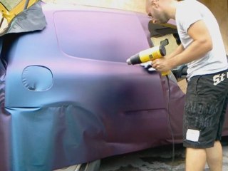 Total covering en carbone caméléon de la Clio pub RoyalCovering