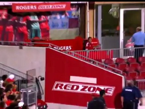 Torsten Frings jagd eine schwarze Katze