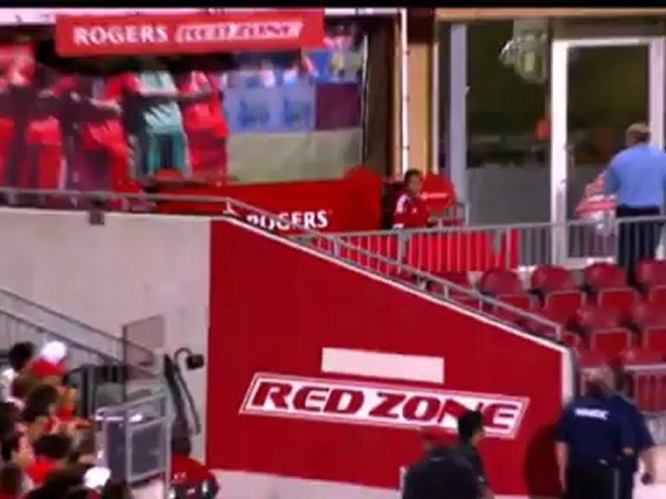 Torsten Frings jagd eine schwarze Katze