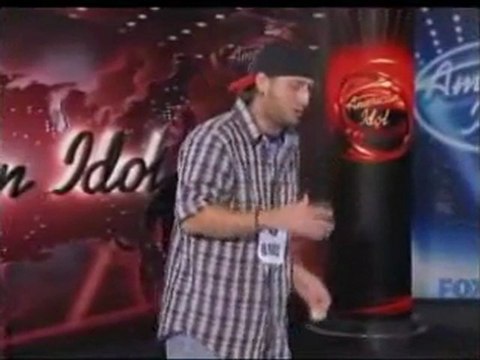 Menotté après avoir chanté à American Idol