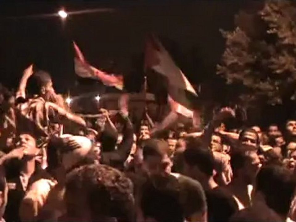 ألعاب نارية تحاول إحراق العلم الإسرائيلي