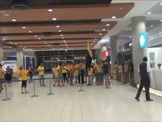 Αφιξη ΑΕΛ-Βέλγιο - αναμονή (4)