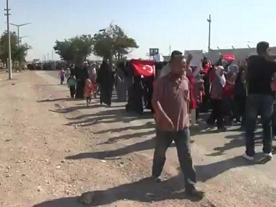 Syria فري برس  ادلب  مظاهرة امام الحدود التركية للمطالبة بحظر جو  28-8-2012
