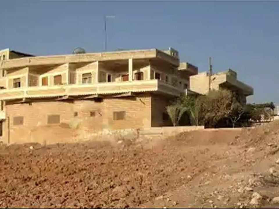 Syria فري برس ادلب  آثار القصف على بنش وسقوط قذيفة أثناء التصوير29 8-2012