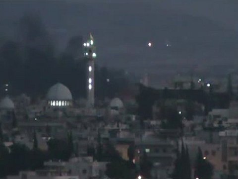 Syria فري برس حمـاة المحتلة جنوب الملعب_تصاعد الدخان جراء سقوط قذيفه 29-8-2012