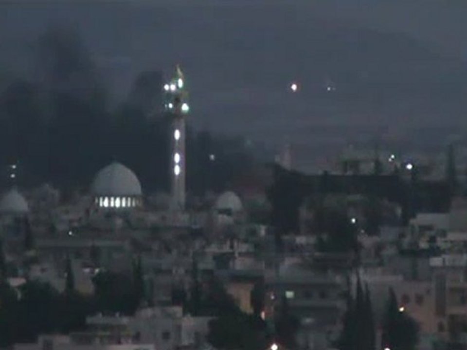 Syria فري برس   حمـاة المحتلة جنوب الملعب_تصاعد الدخان جراء سقوط قذيفه  29-8-2012