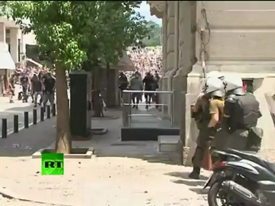 Athens riots video: New round of clashes, stones & tear gas in Greece
