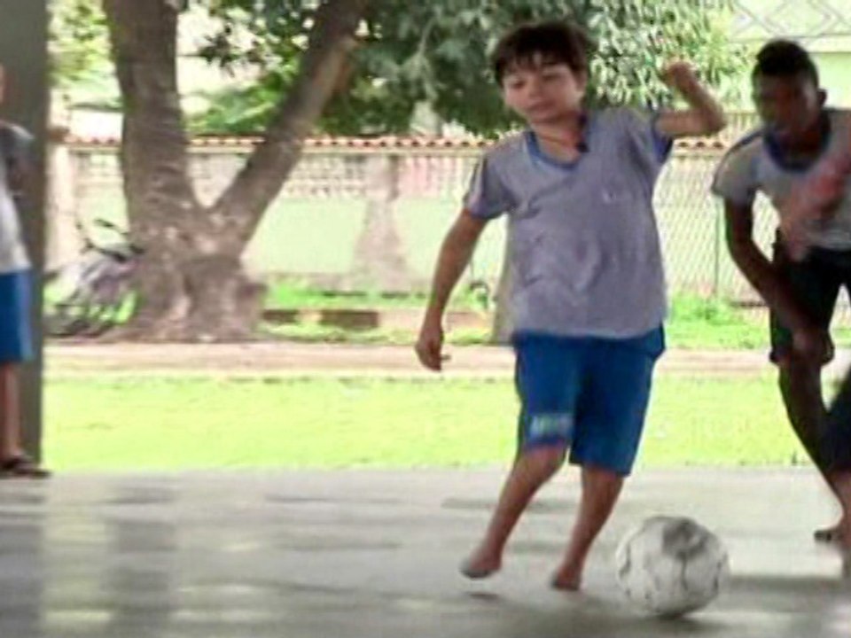 Brazilian Boy Without Feet Shows Soccer Skills