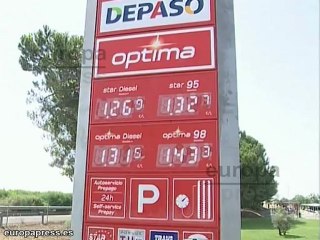 Скачать видео: La subida de carburantes dispara cinco décimas el IPC