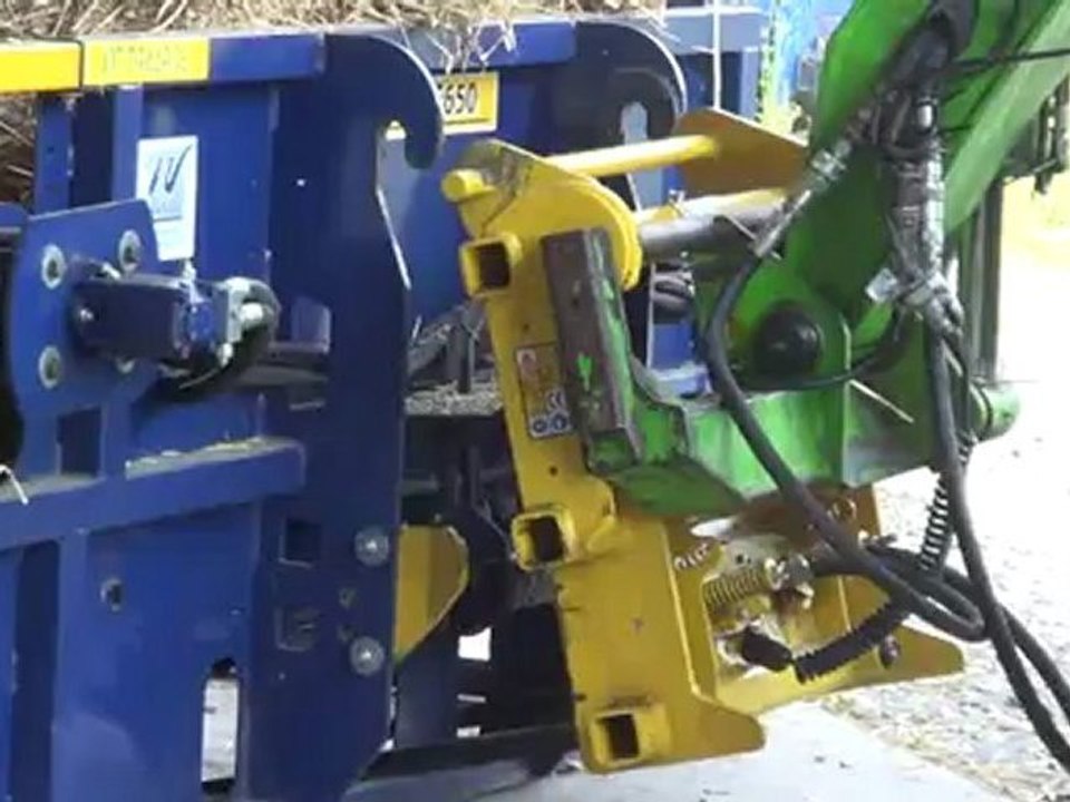 Pailleuse à balles carrées Warzée : chargement