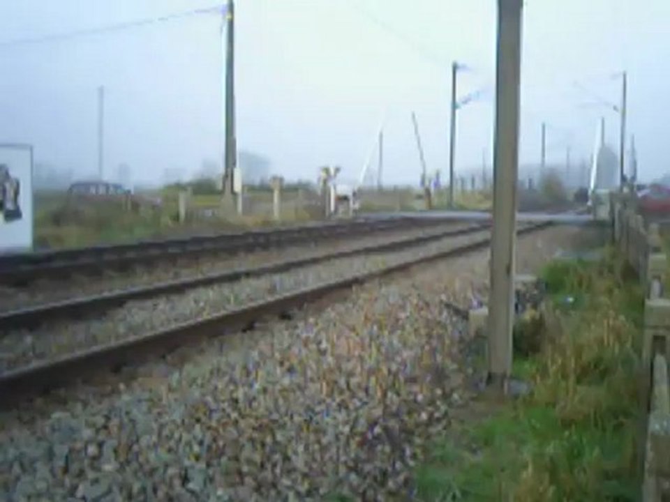 train de barre d'acier tracté par une class 67 ECR passant près de dourges