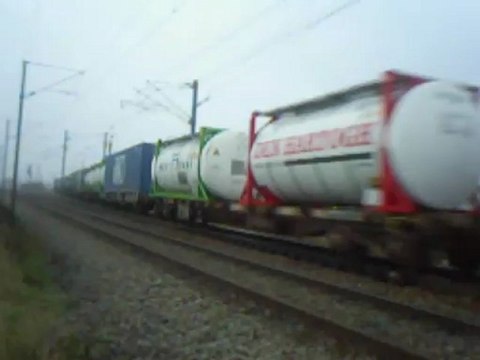 train de container tracté par une 37500 VFLI au départ de dourges