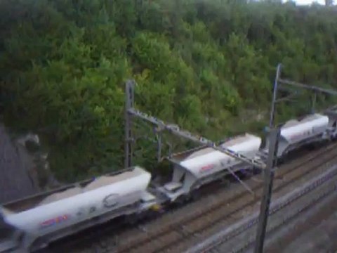 train minéralier plein tracté par une class 66 au départ de la carrière de caffiers en route vers calais