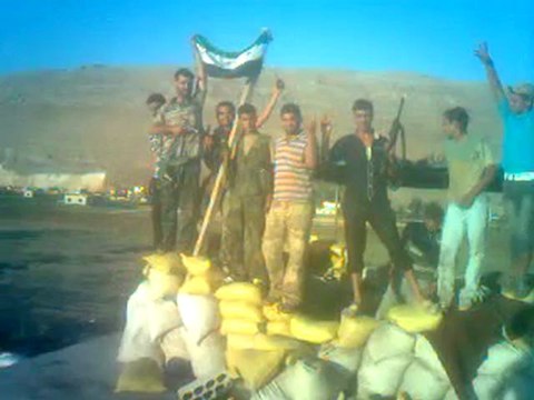 Syria فري برس حماه المحتلة سهل الغاب رفع علم الاستقلال فوق أحد الحواجز 30-8-2012