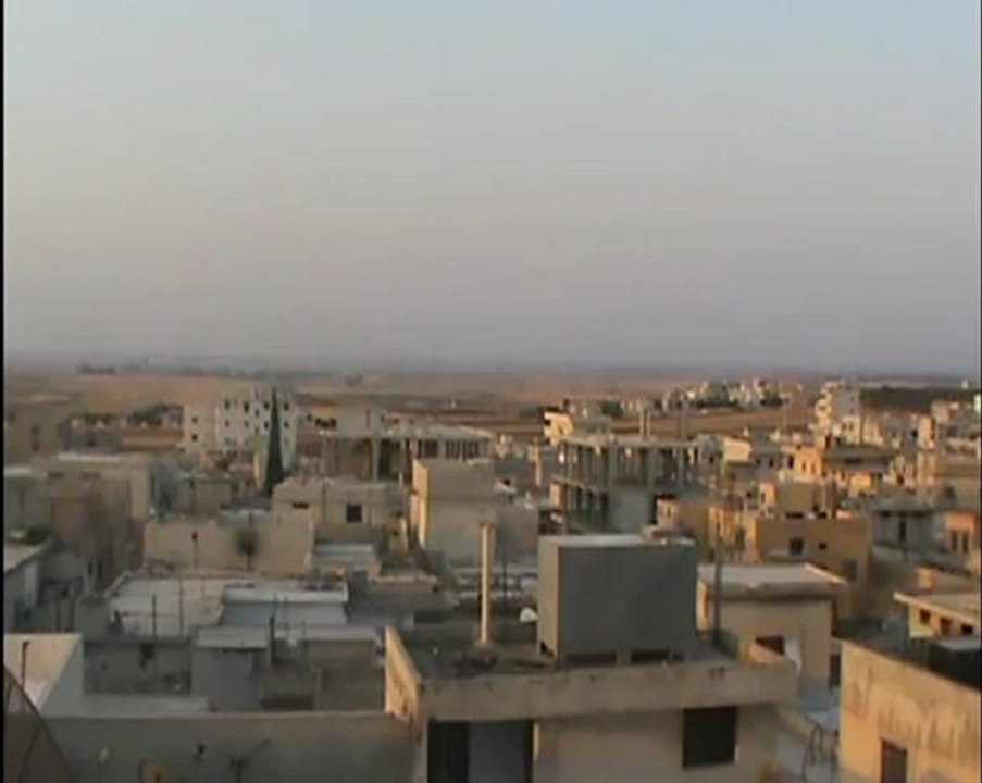 Syria فري برس  ادلب تحرك دبابة لكتائب الأسد على سور مطار تفتناز العسكري 30-8-2012