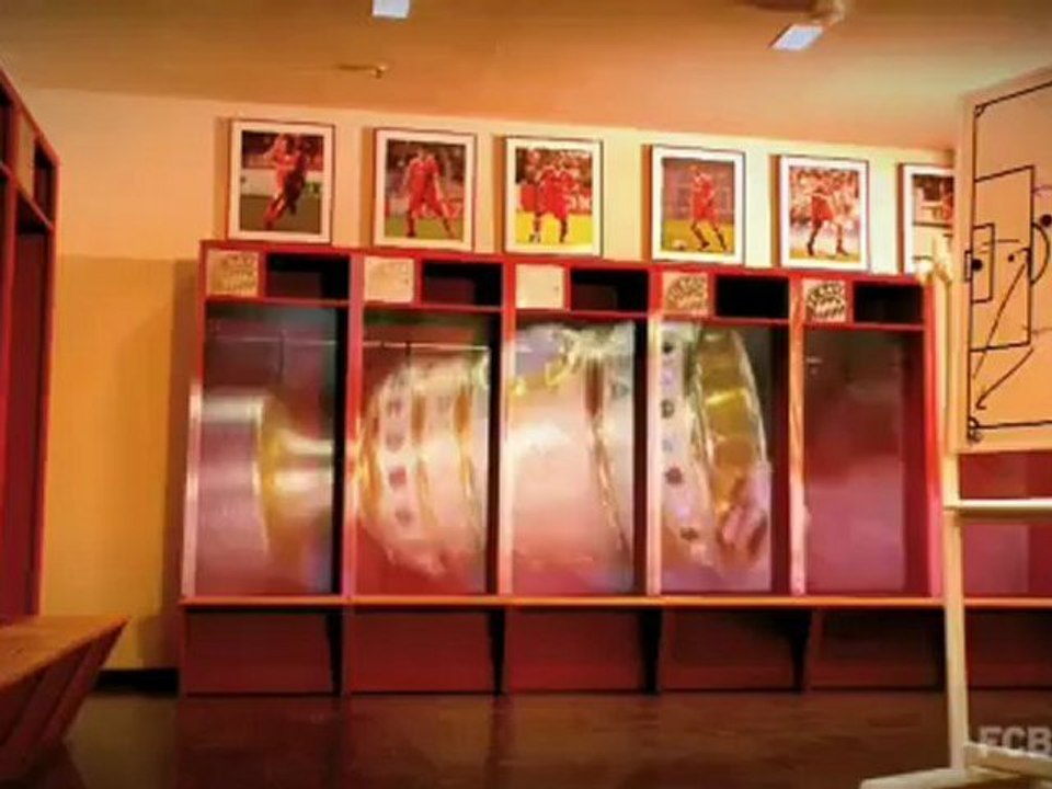 FC Bayern Javi Martinez Rundgang übers Vereinsgelande