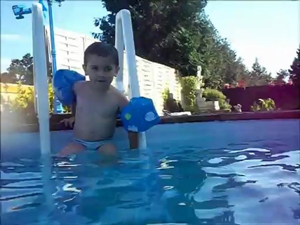 Quentin et Papi dans la piscine 2012