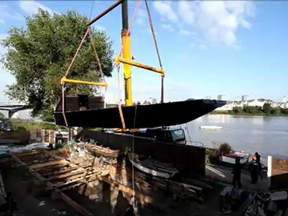 La gabare de Loire mise à l'eau à Saint-Sébastien