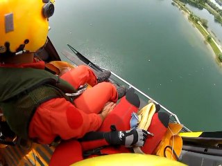 Hélitreuillage d'une victime avec caméra embarquée