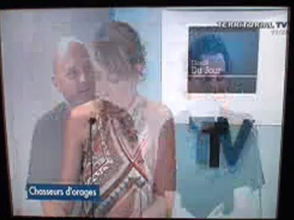 Invité sur un plateau télé.