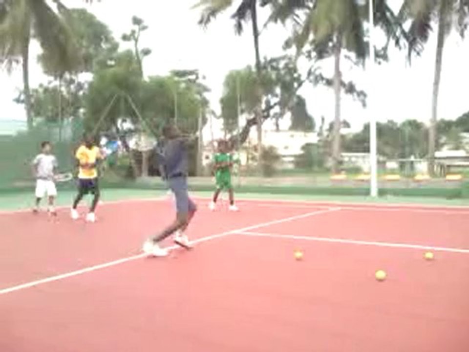 LA FUTURE SERENA WILLIAMS (8ANS) ACTE 2 dans son groupe de jeunes enfants apprenant le tennis...Appréciez...