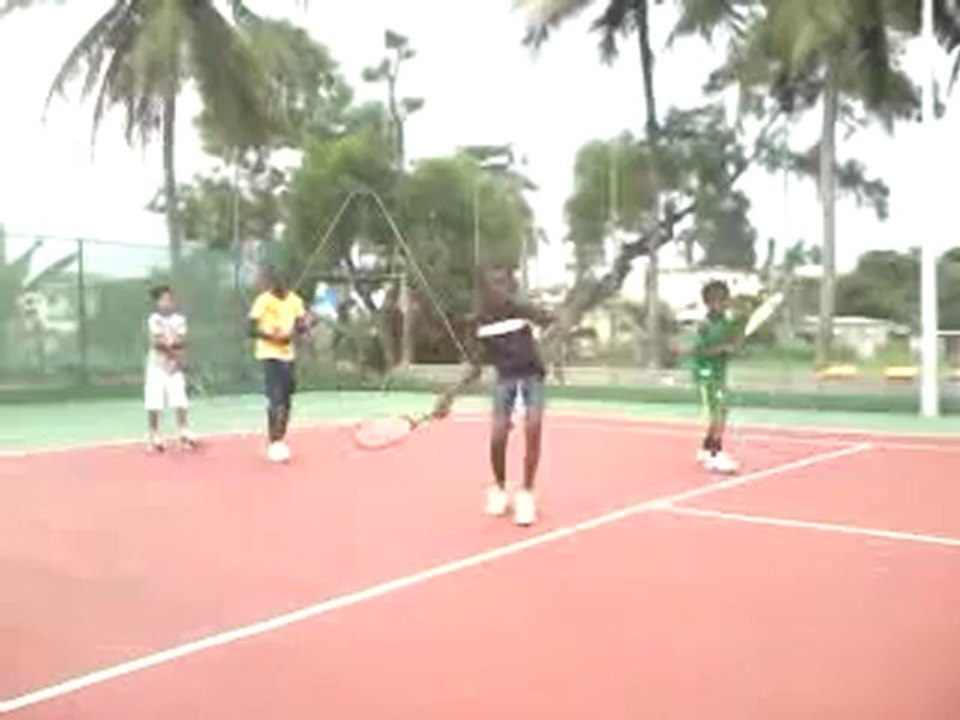 LA FUTURE SERENA WILLIAMS (8ANS) ACTE 2 dans son groupe de jeunes enfants apprenant le tennis...Appréciez...