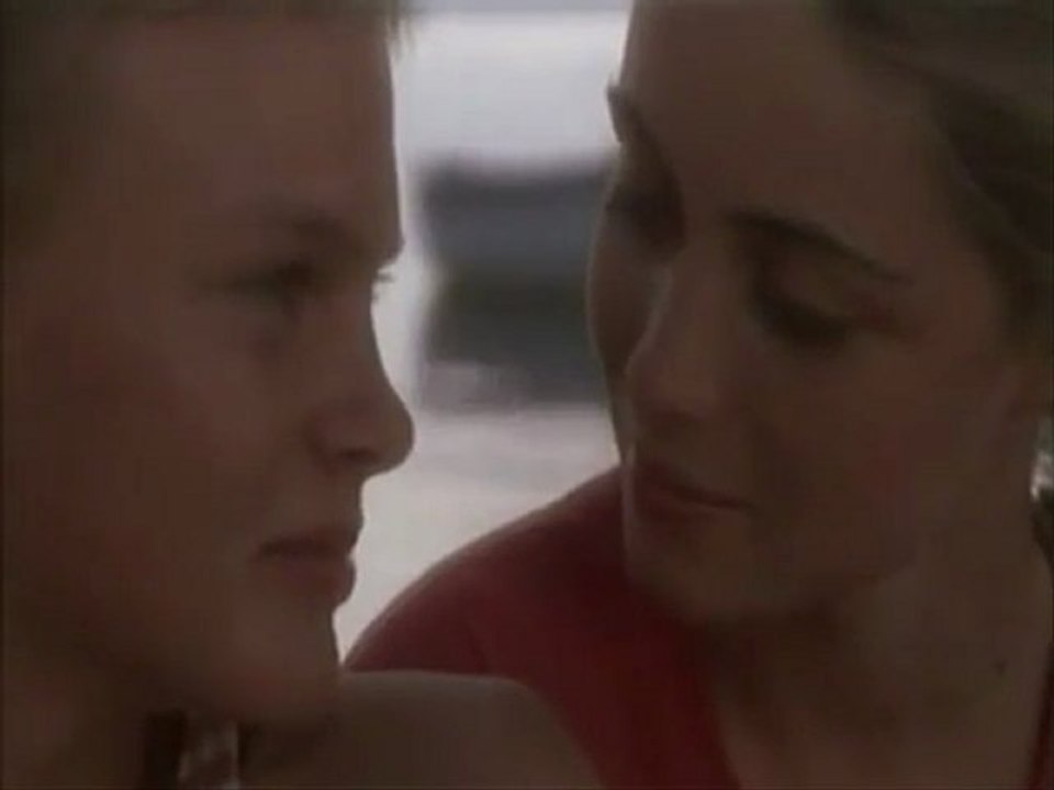 Extrait   PREMIERS DESIRS  -  sortie 1984   -        avec EMMANUELLE BEART