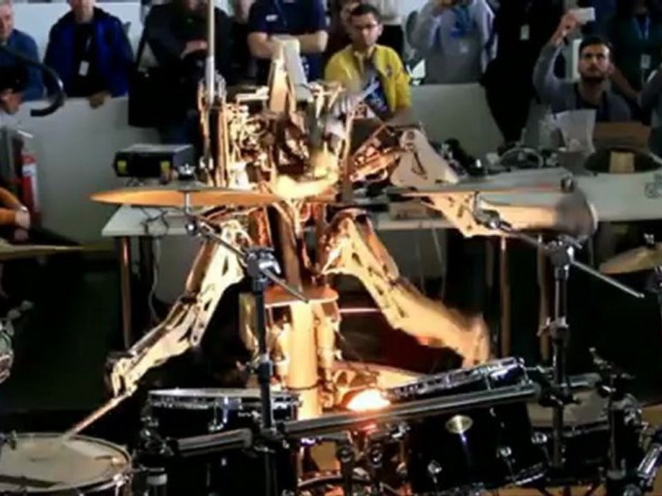 Un robot joue de la batterie