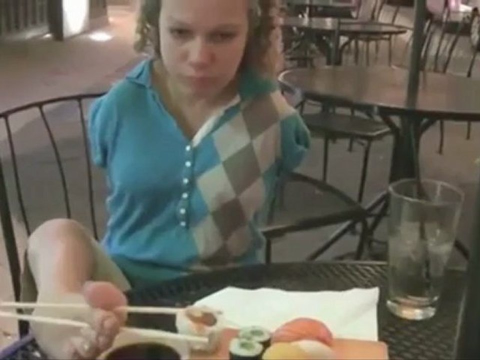 Manger avec des baguettes