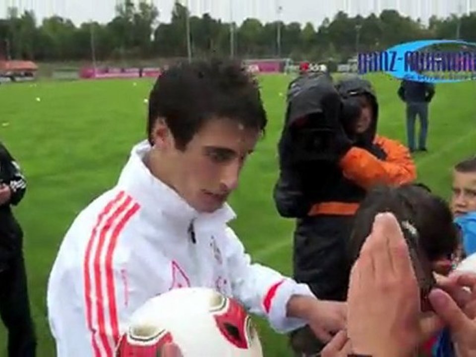 Javier martínez @ 1. training: autogramme für "allianz junior football camp" kids