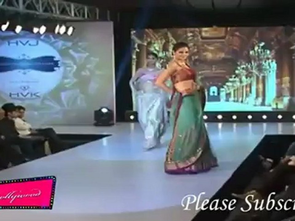 Hot Models in Saree Display Trendy Jewellery