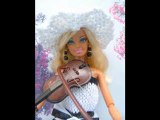 Petit défilé de créations romantiques au tricot pour poupées mannequins de type Barbie
