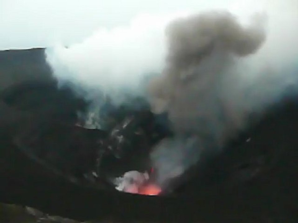 le volcan  actif , le Yasur , sur TANNA au Vanuatu