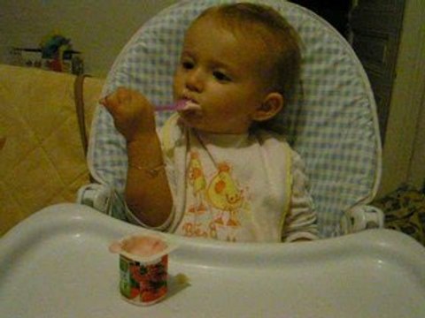 Bébé mange seule