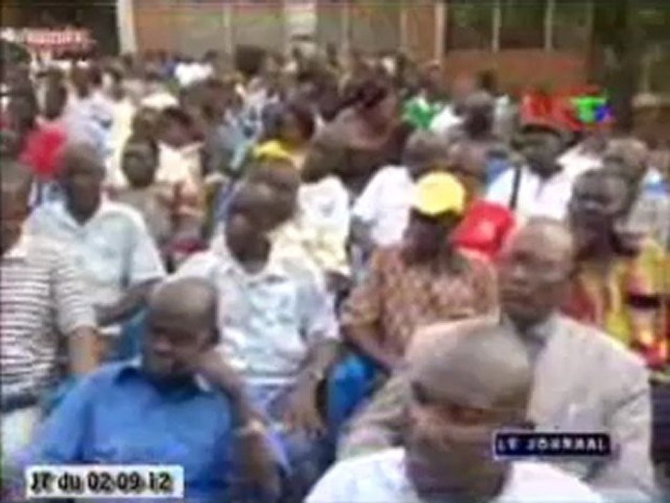 Jean Claude Ibovi rencontre les populations du quartier Kanga-Mbadzi